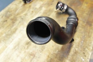 Hot-side pipe connection to intercooler 